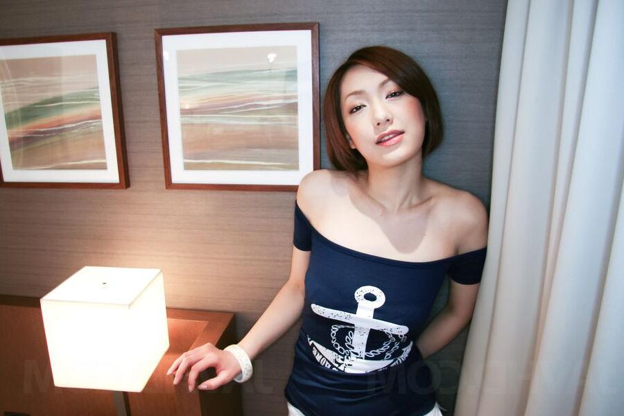 15P Sweet Nene Iino adore sucer une bite bien dure dans sa chemise nautique