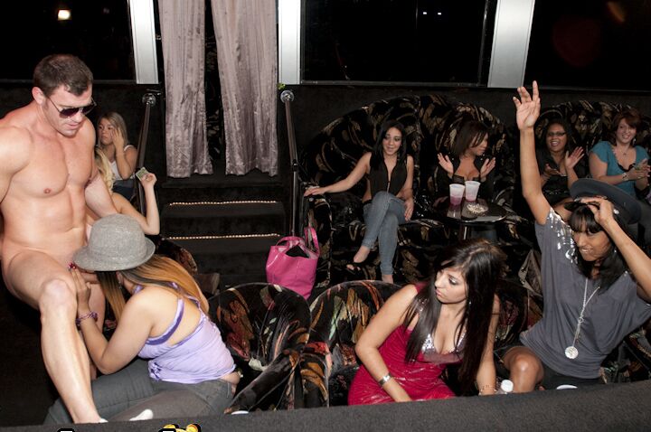 16P Bebês sedutores estão em uma festa selvagem de CFNM com um malestripper