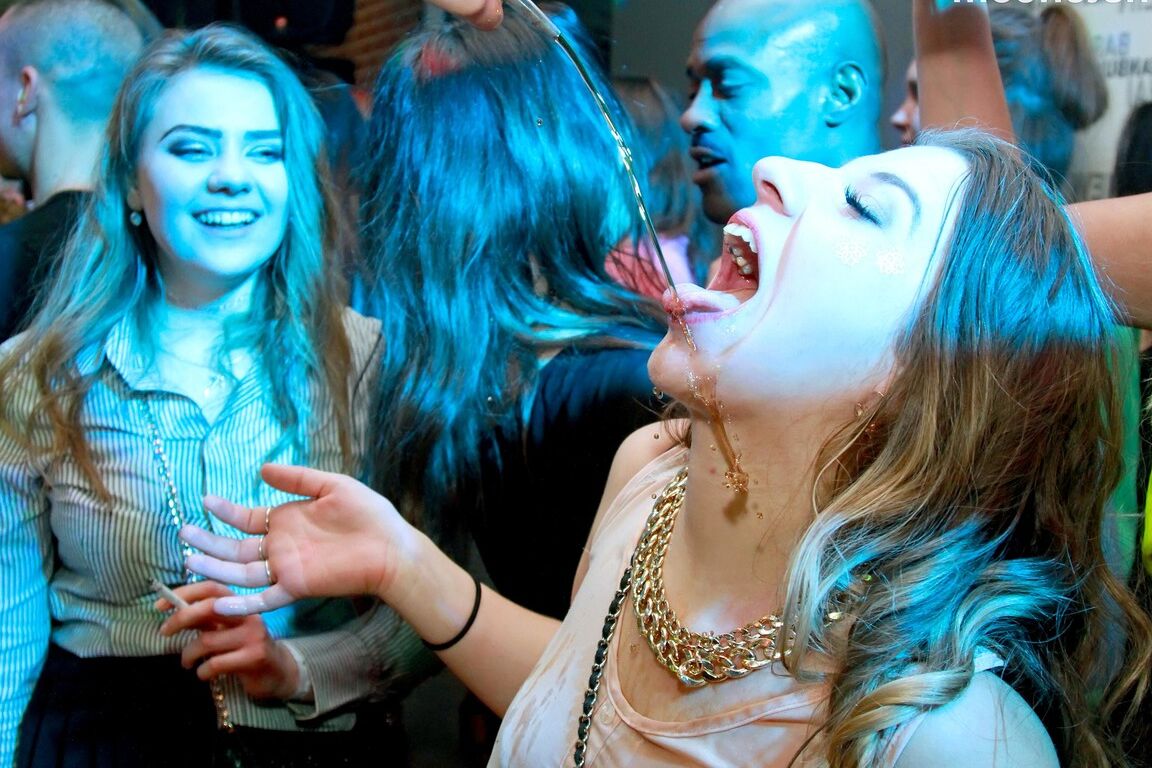 15P Des filles ivres se déchaînent dans un bar en se faisant prendre par voie orale