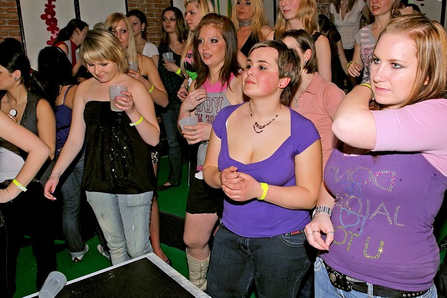 16P Amadores famintos de pau fazem boquetes em strippers masculinos bem dotados