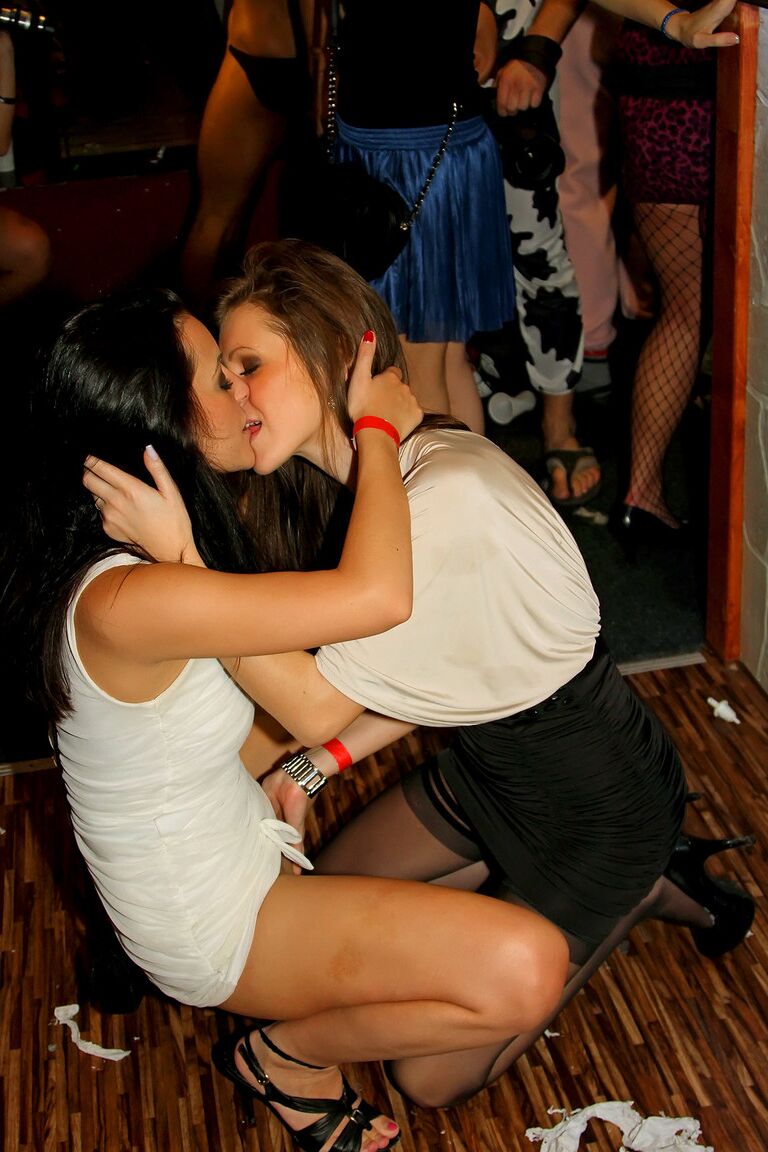 15P Chicas cachondas chupan pollas en la pista de baile con la misma facilidad que teniendo sexo lésbico