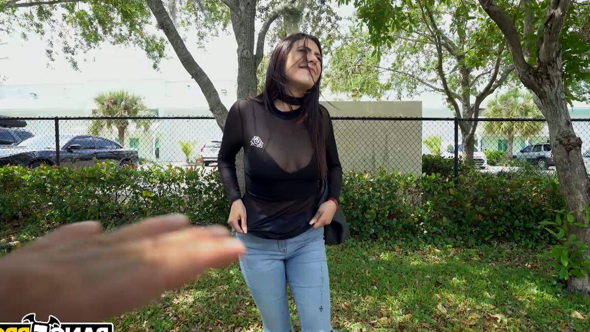 21P セクシーな女の子セレーネ・シンクレアがピックアップされてバンの後部で犯される