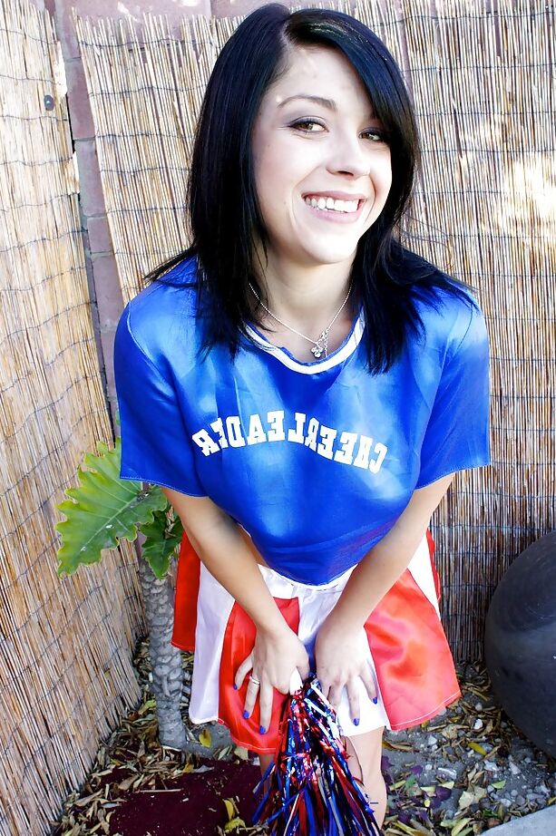 16P La animadora morena Savannah Camden se burla de su adolescente al aire libre