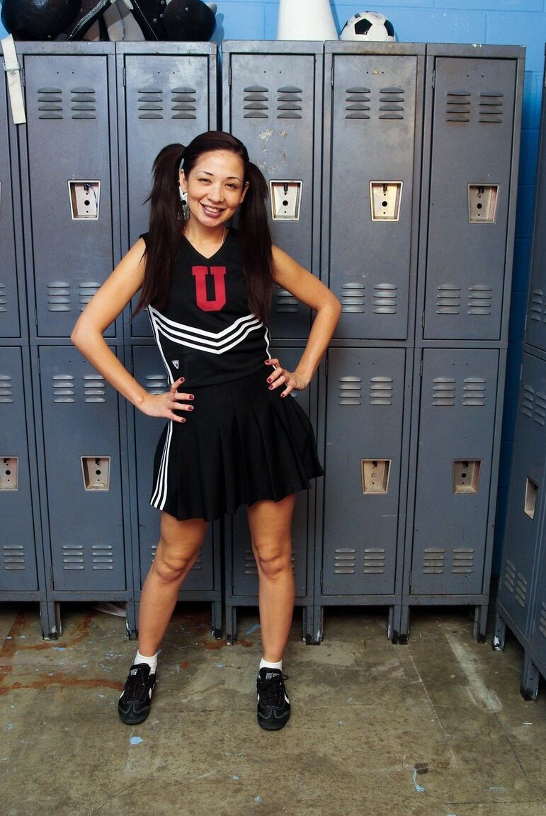 15P bekleidete asiatische MILF Coco Velvet zeigt ihren Upskirt-Arsch im Cheerleader-Outfit