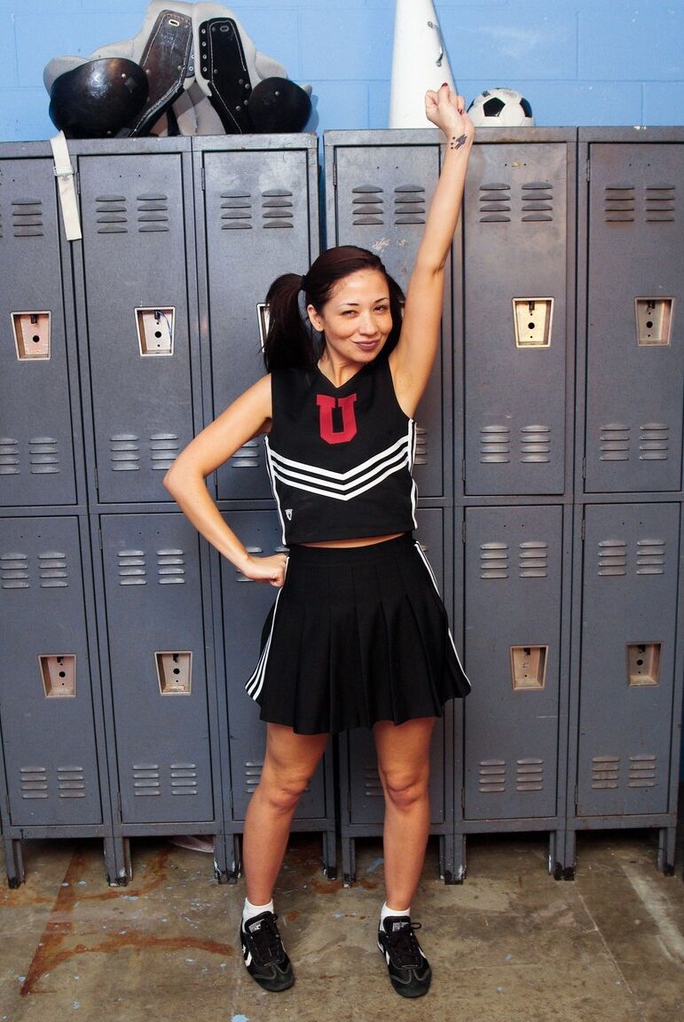 15P bekleidete asiatische MILF Coco Velvet zeigt ihren Upskirt-Arsch im Cheerleader-Outfit