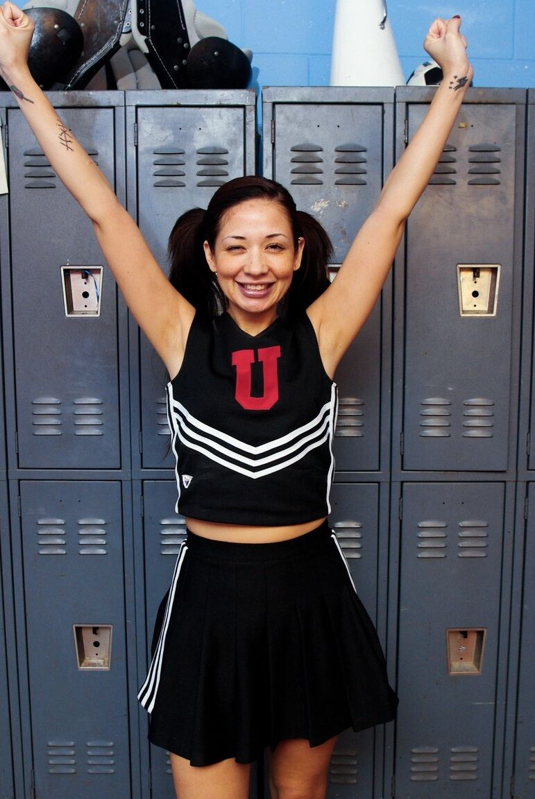 15P bekleidete asiatische MILF Coco Velvet zeigt ihren Upskirt-Arsch im Cheerleader-Outfit