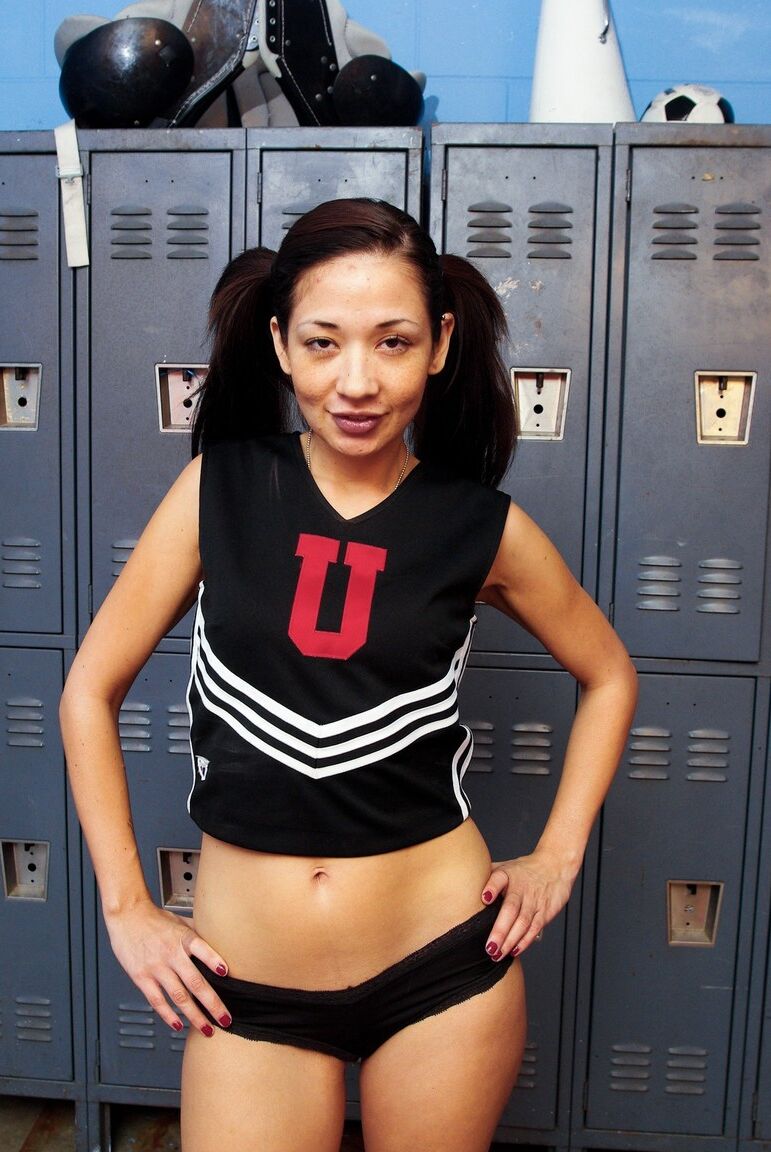 15P bekleidete asiatische MILF Coco Velvet zeigt ihren Upskirt-Arsch im Cheerleader-Outfit