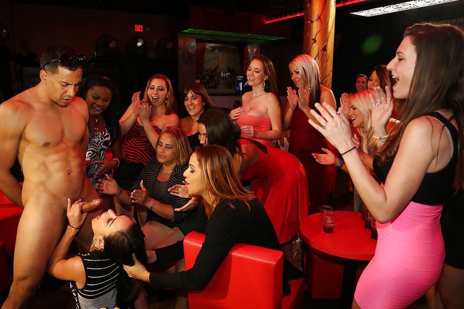 16P Lindas garotas latinas se divertindo muito chupando pau nessa festa