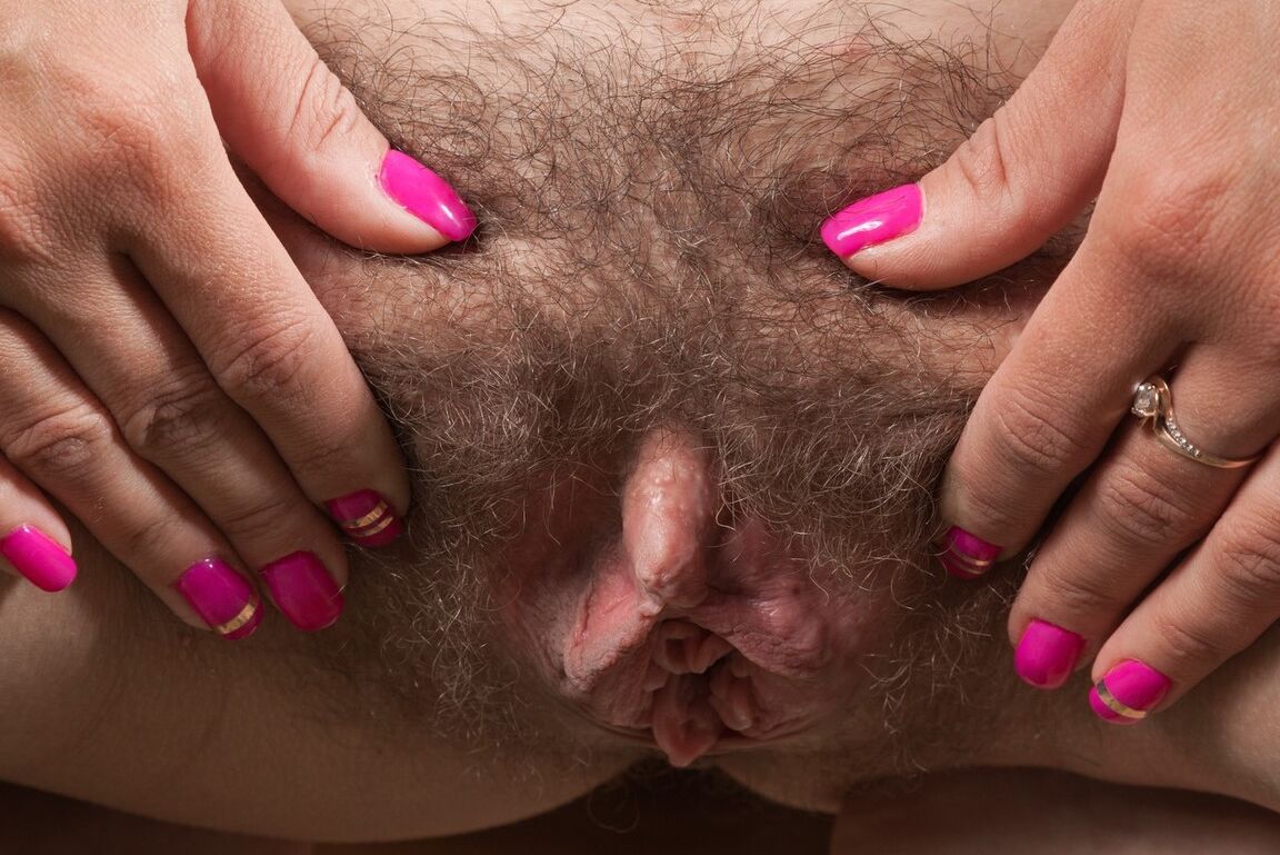 16P Amateur model Regina undresses to best display her wide open beaver