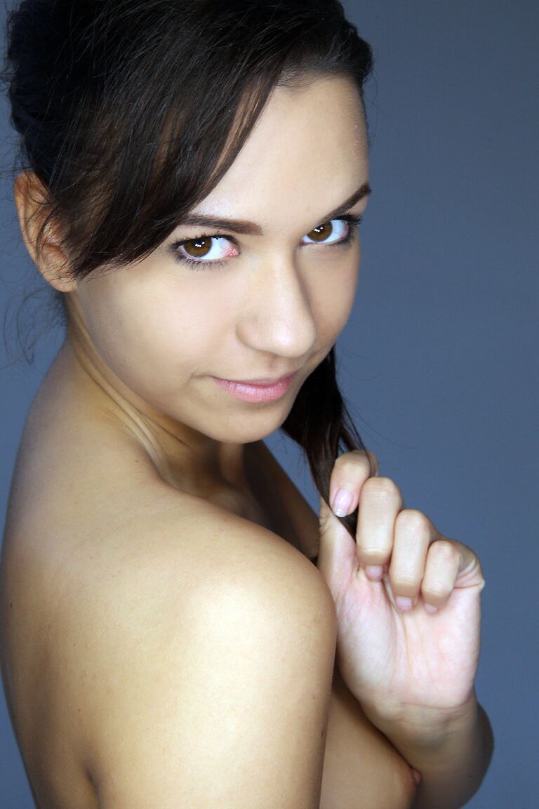 21P Teen with a hot figure Lorelei flaunts her titties at a photoshoot