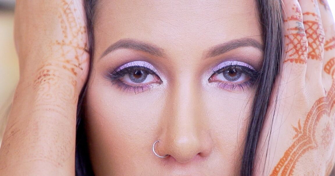 21P Amia Miley, star du porno en lingerie, prend un énorme soin du visage après une baise intense