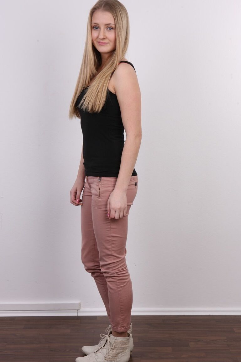 20P Amadora Euro girl Karolina tira a roupa uma peça de cada vez