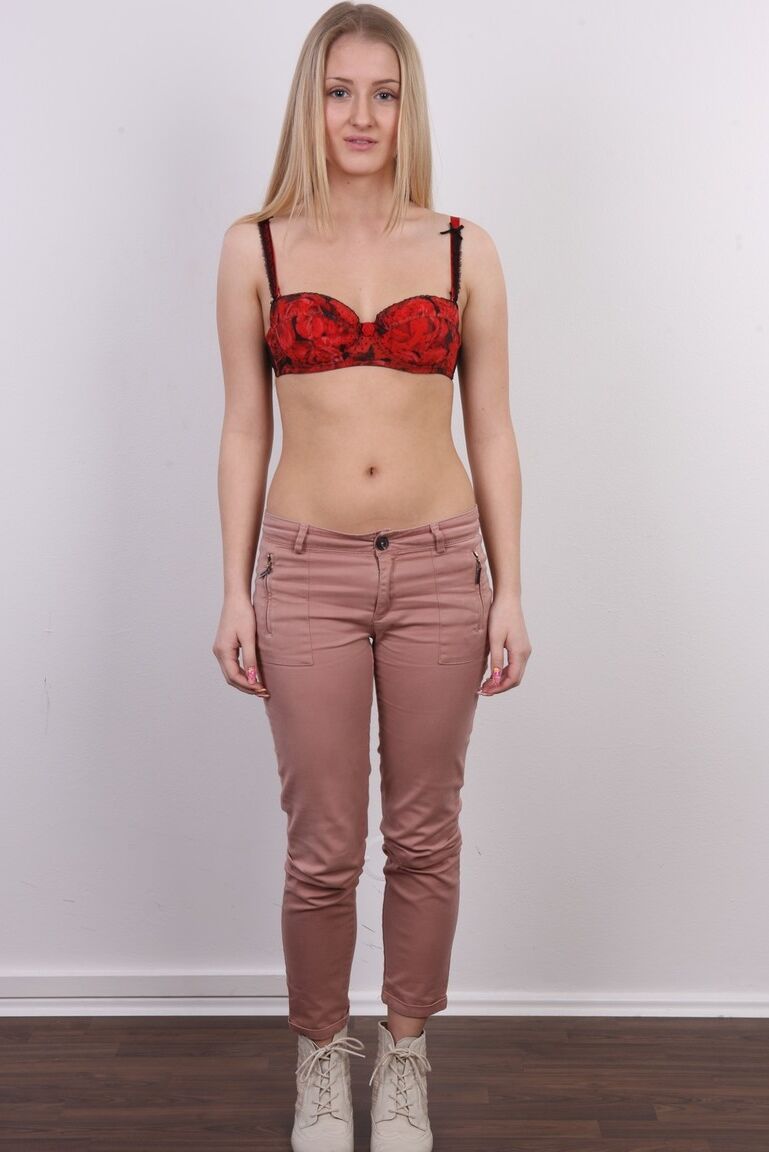 20P Amadora Euro girl Karolina tira a roupa uma peça de cada vez