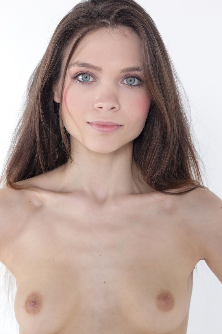 21P La jolie jeune Adriana montre ses petits seins