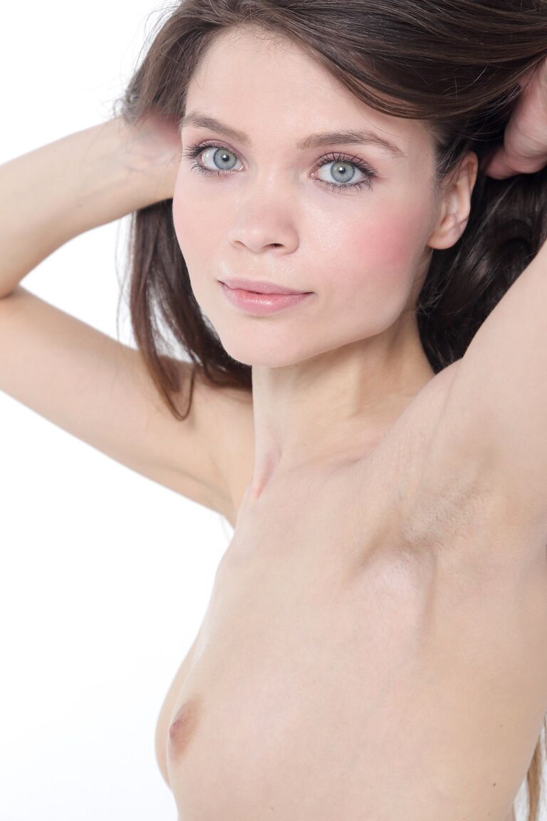 21P La jolie jeune Adriana montre ses petits seins