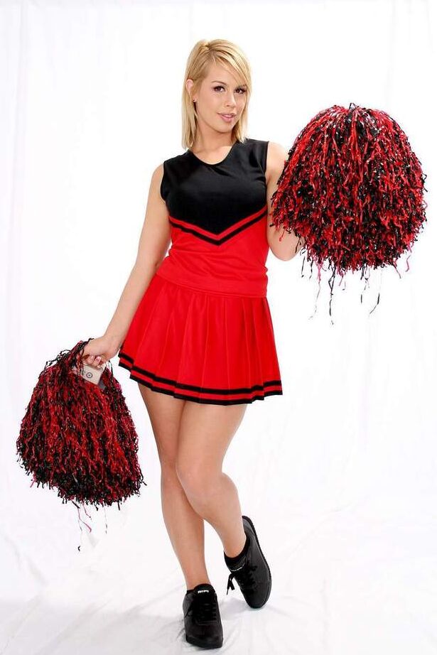14P Blonde Cheerleaderin legt ihre Pompons ab und zieht sich aus