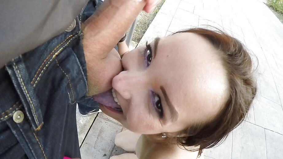 Francys Belle, une MILF latina 16P, se fait sodomiser après avoir léché un sac de noix en plein air.