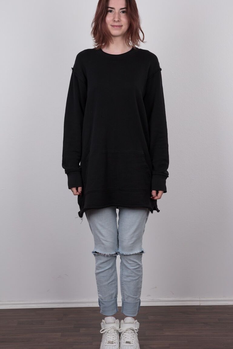 20P First timer Julie releases her skinny body from baggy clothing