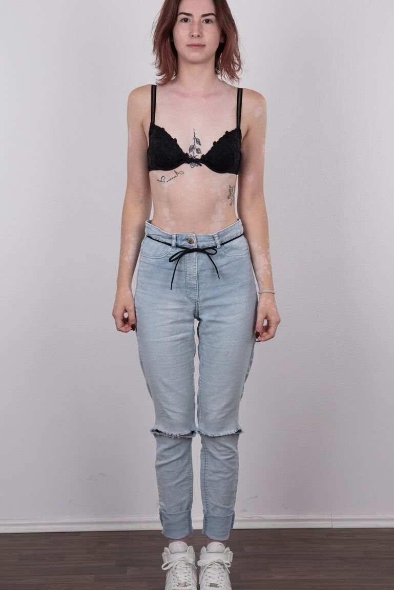 20P First timer Julie releases her skinny body from baggy clothing