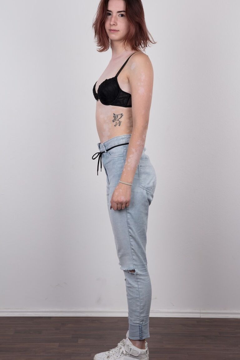 20P First timer Julie releases her skinny body from baggy clothing