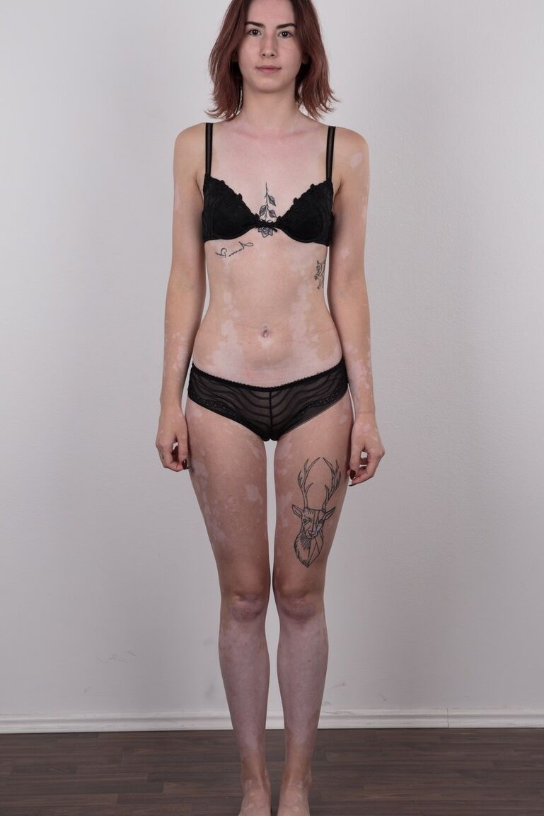 20P First timer Julie releases her skinny body from baggy clothing