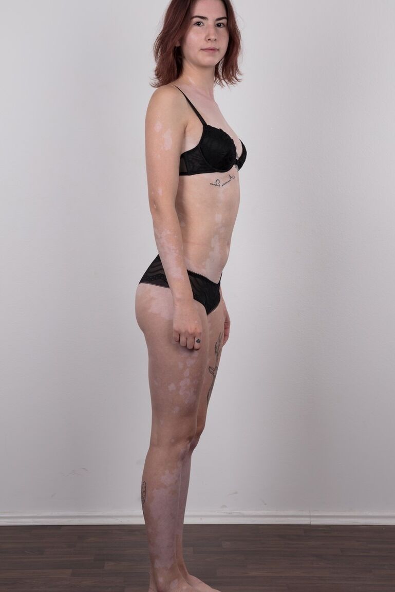20P First timer Julie releases her skinny body from baggy clothing