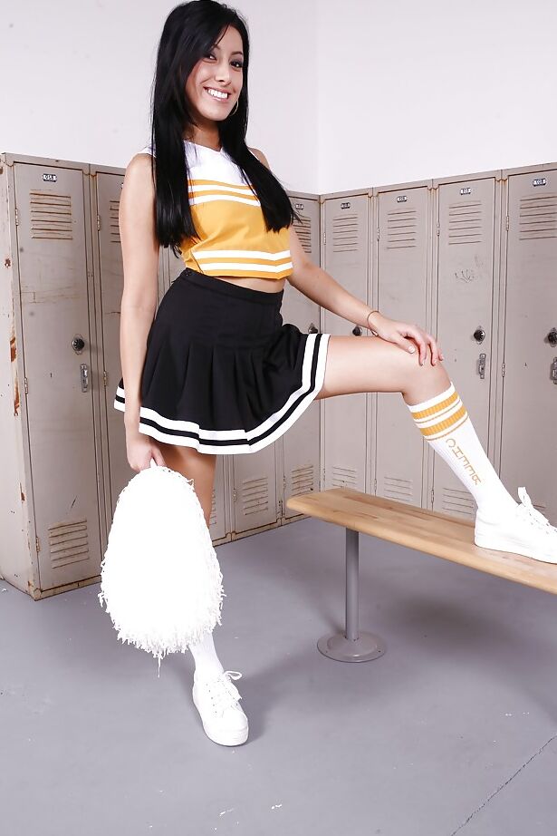 14P Sexy Babe Kimberley Gates fingert Fotze in Cheerleader-Uniform