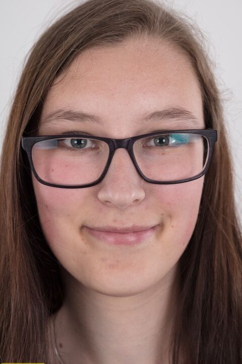 20P La adolescente nerd Katerina está desnuda como puede estar aparte de sus gafas