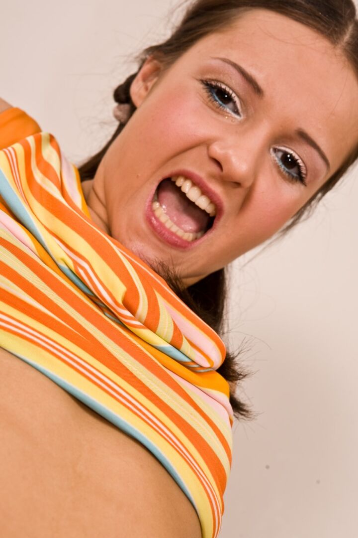 21P Cutie adolescente Layla chupa y monta la polla de su novio como una vaquera profesional