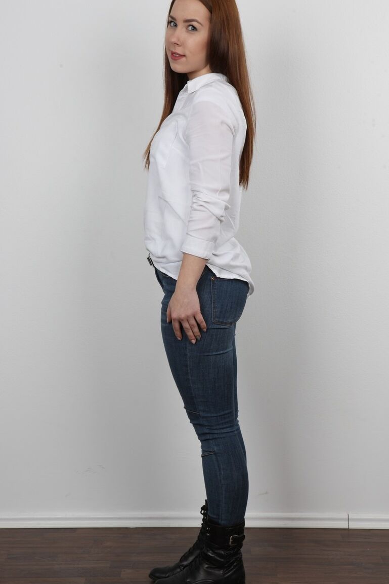 20P La guapa Sara se quita los vaqueros y la camiseta para una foto policial porno