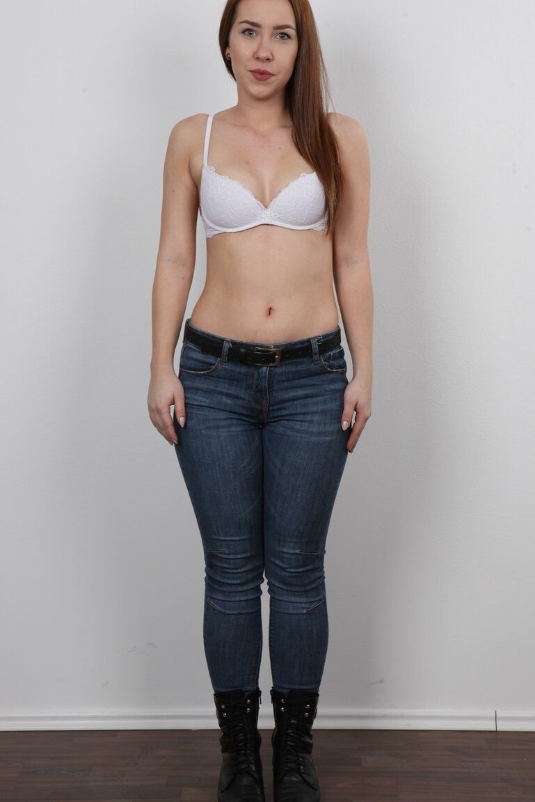 20P La guapa Sara se quita los vaqueros y la camiseta para una foto policial porno