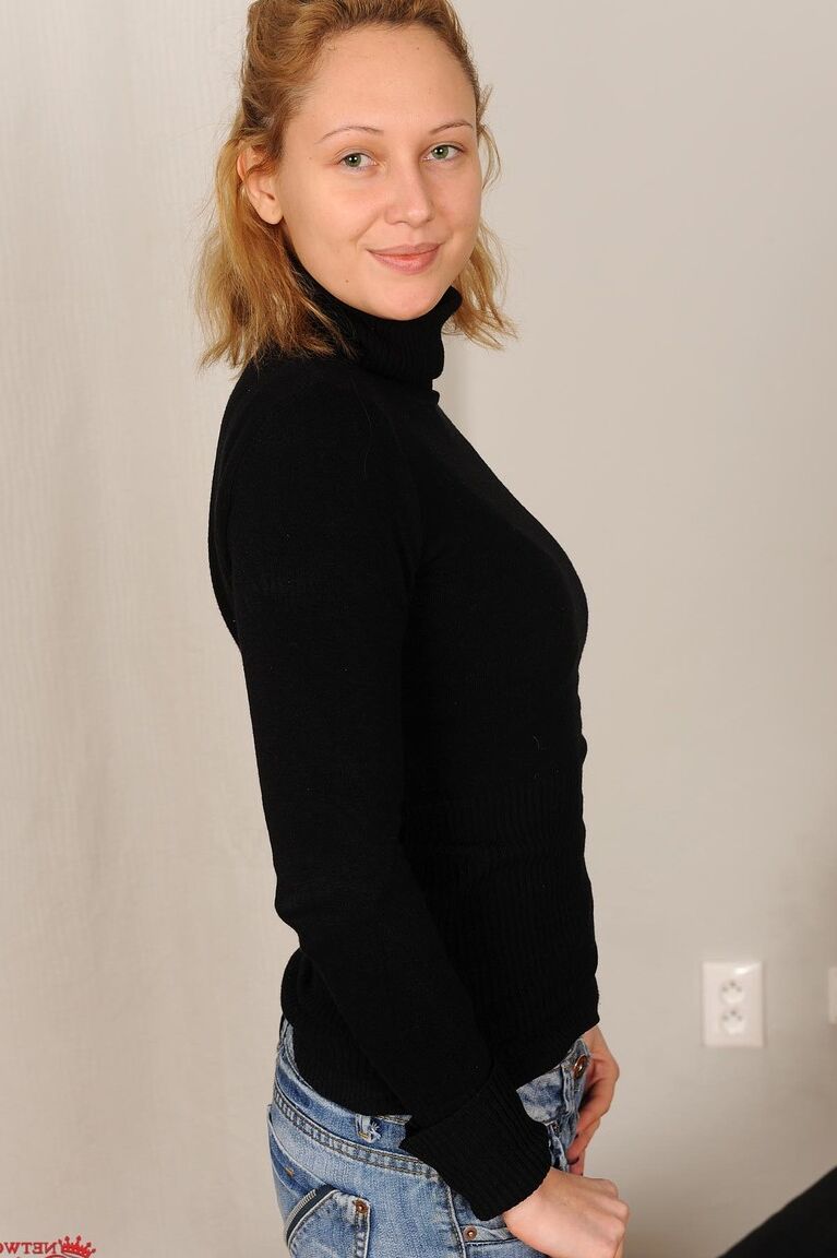 21P Deliciosa amadora Adriana tira a roupa e expõe seus peitos e vulva
