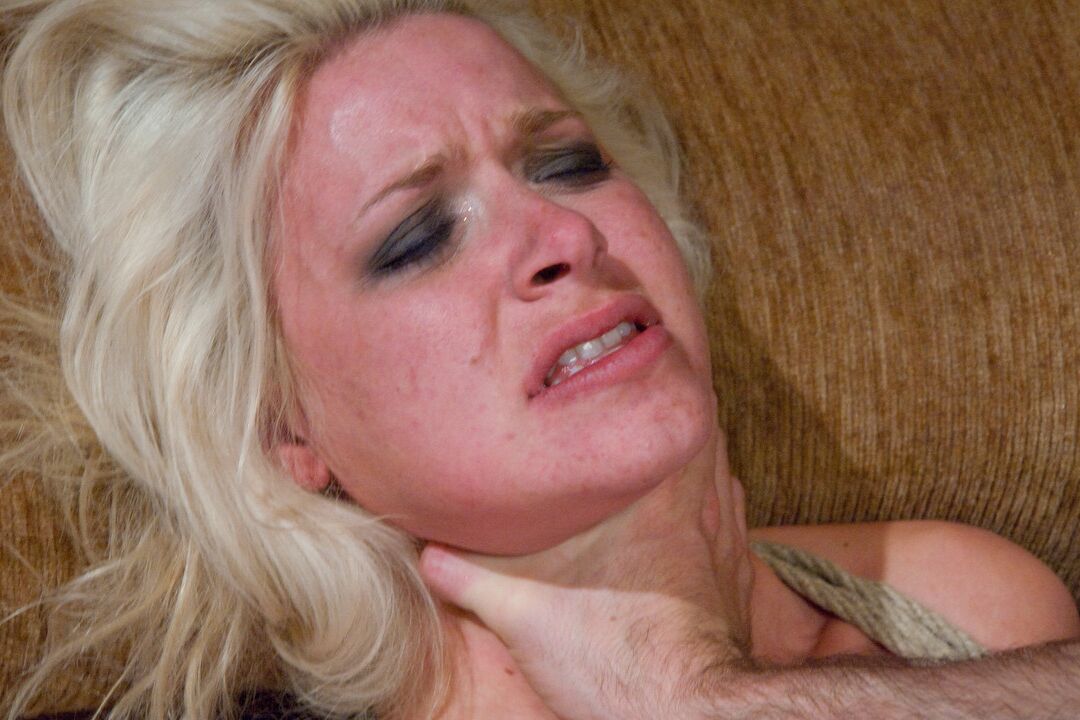 21P A pornstar loira Anikka Albrite é amarrada e fodida hardcore