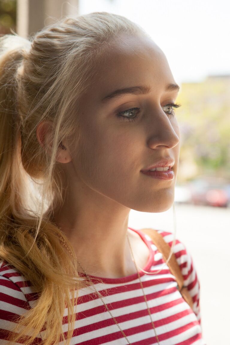 12P La chaude petite amie blonde Robin Medina relève sa jupe pour un flash de culotte publique sexy