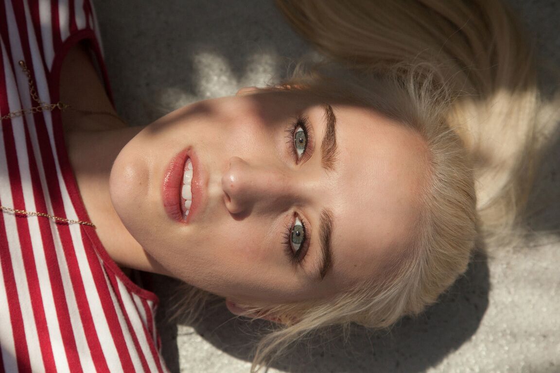 12P La chaude petite amie blonde Robin Medina relève sa jupe pour un flash de culotte publique sexy