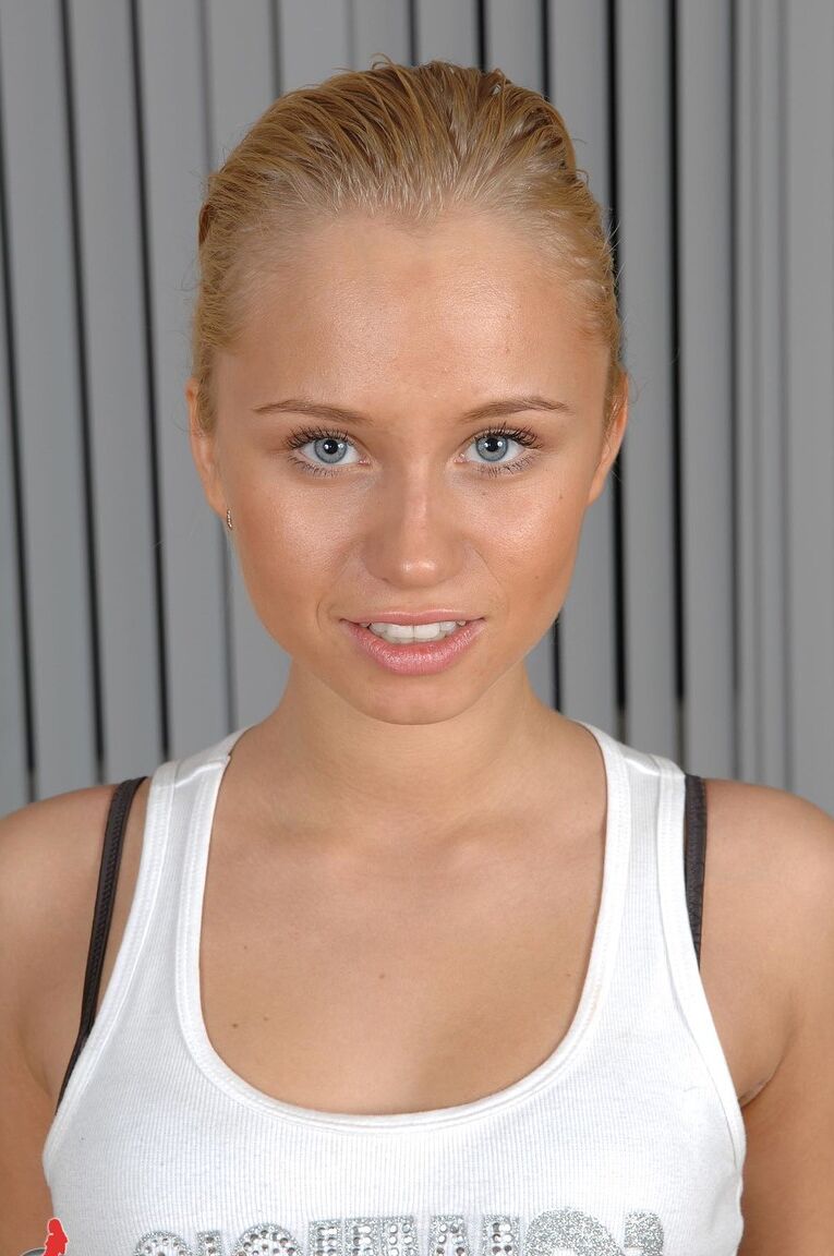 21P Die zierliche Blondine Jessica Miller spreizt ihre leckere kleine Muschi auf einer Casting-Couch