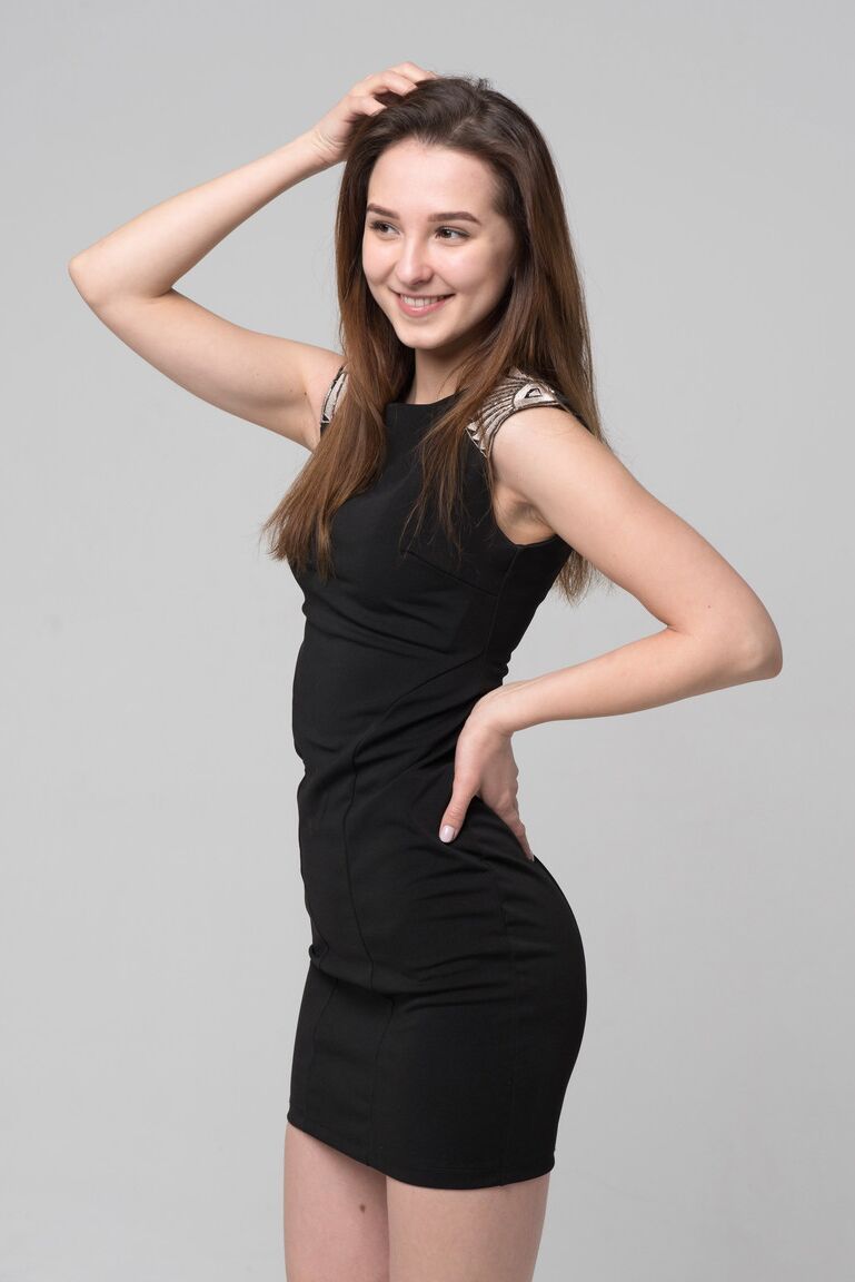 Milana, la chérie européenne de 21P, enlève sa robe noire pour montrer sa silhouette incroyable