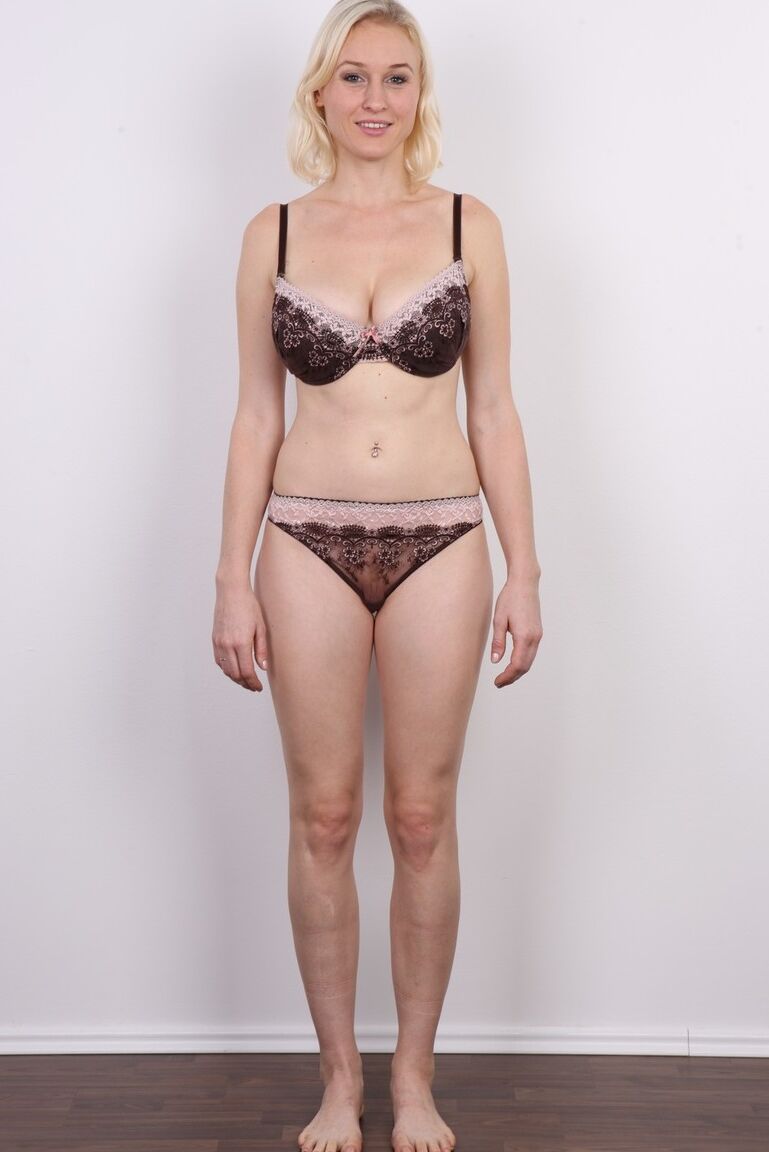20P かわいいモデルのペトラがキャスティングで熱い垂れ下がったおっぱいと肉厚のおまんこを披露