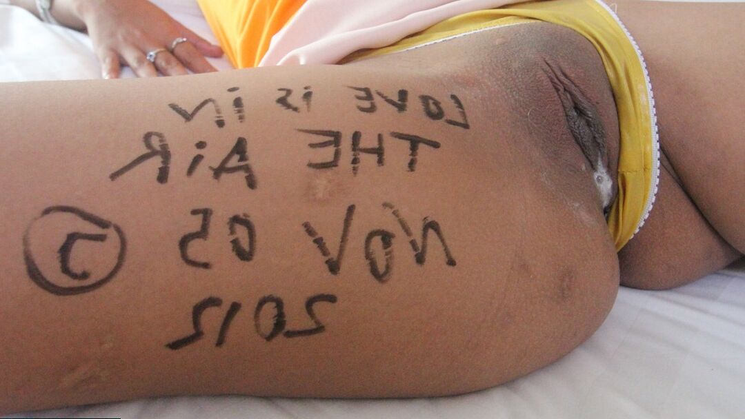 15P Azafata asiática con un coño jugoso luce un creampie después del sexo POV