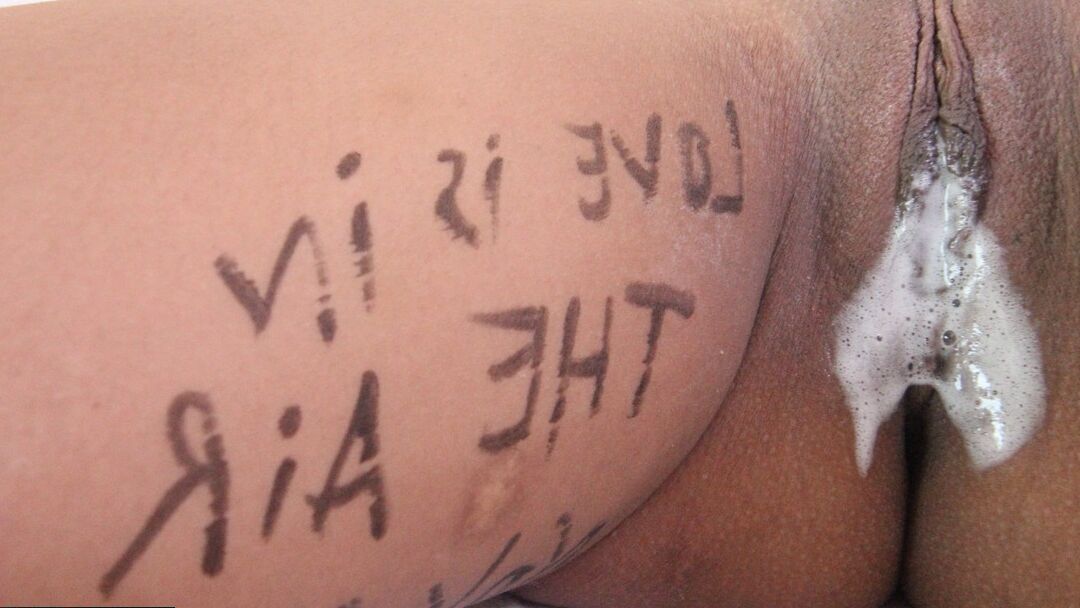 15P Azafata asiática con un coño jugoso luce un creampie después del sexo POV