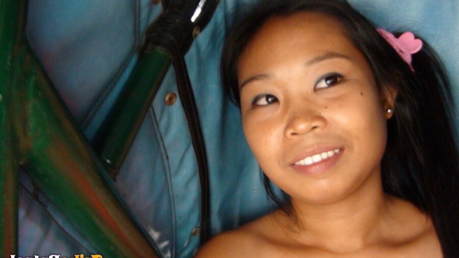 15P A amadora filipina Lyn acaba com a boca cheia de esperma graças a um turista sexual