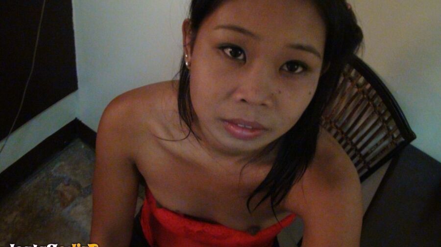 15P A amadora filipina Lyn acaba com a boca cheia de esperma graças a um turista sexual