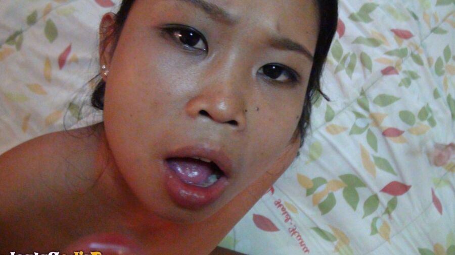 15P A amadora filipina Lyn acaba com a boca cheia de esperma graças a um turista sexual