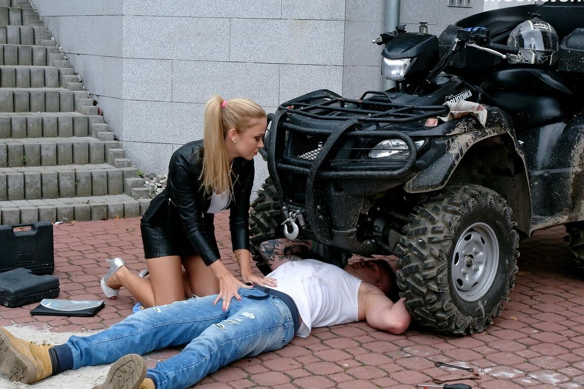 15P Heiße Blondine im Lederminirock parkt ihre Muschi auf dem Schwanz eines Mechanikers in der Einfahrt
