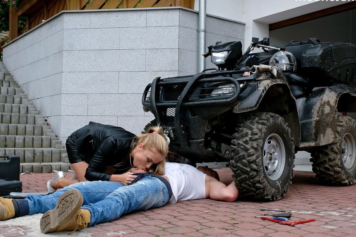 15P Heiße Blondine im Lederminirock parkt ihre Muschi auf dem Schwanz eines Mechanikers in der Einfahrt