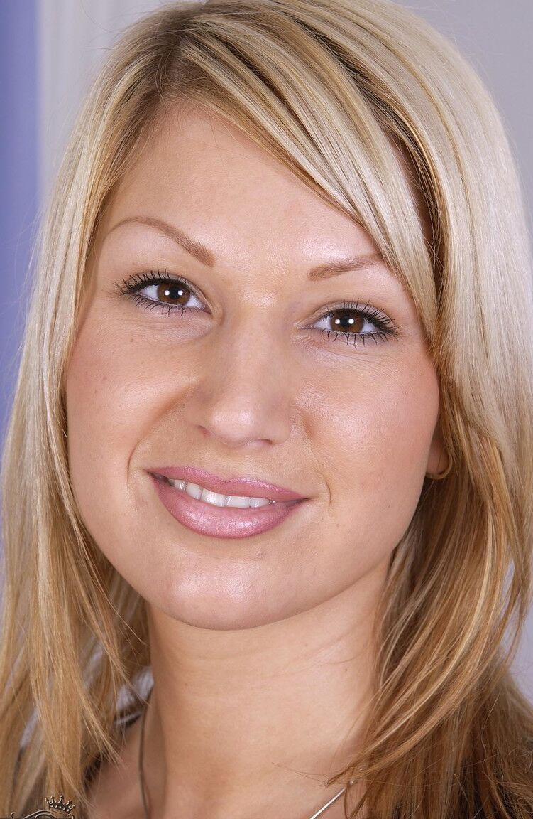 Carol, nouvelle européenne de 19P, présente ses seins monstrueux et sa chatte au casting