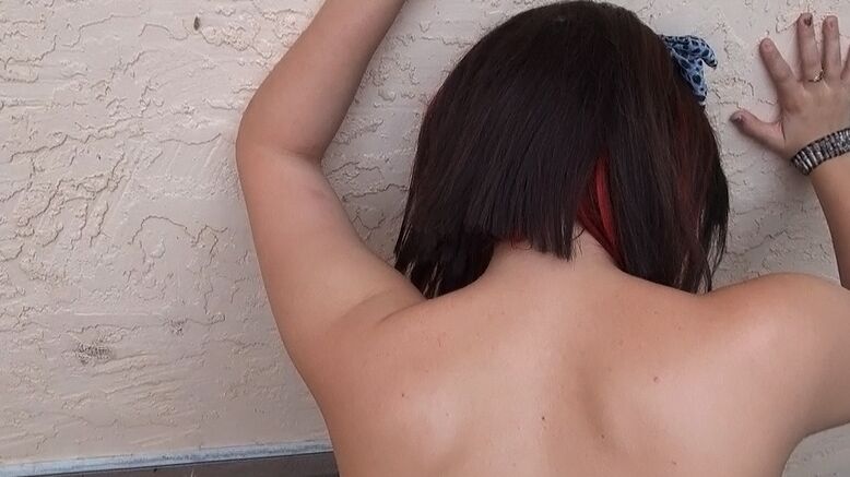 16P Mulher morena Oxaunna Envy tira a calcinha para uma foda POV