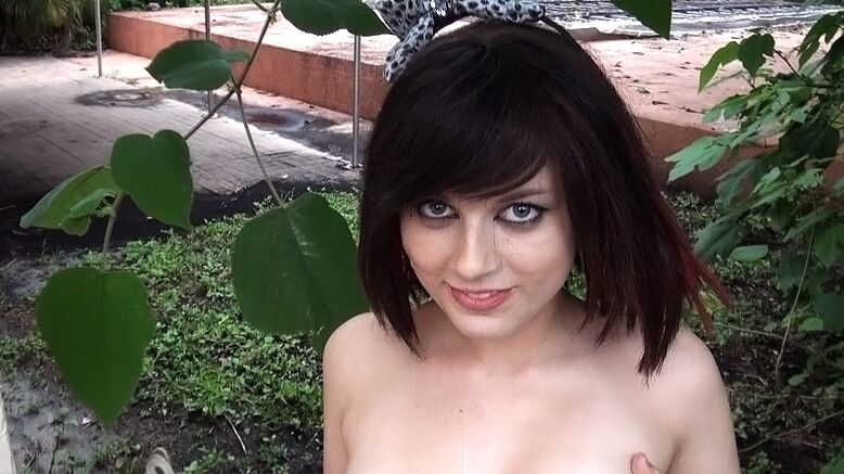 16P Mulher morena Oxaunna Envy tira a calcinha para uma foda POV