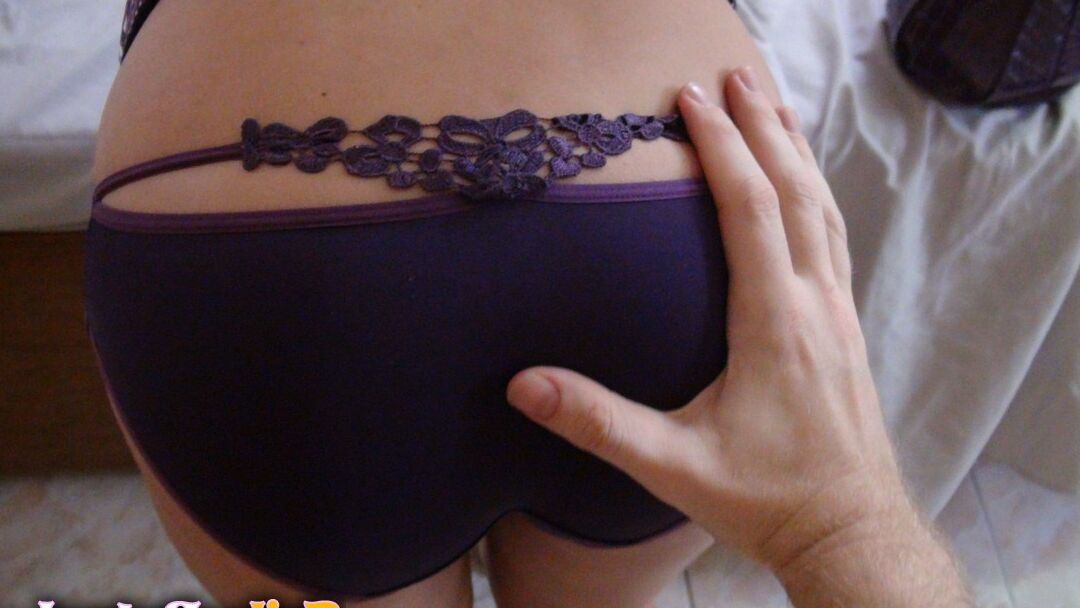 15P Asiática amateur irlandesa se lame los labios durante el sexo POV con un turista