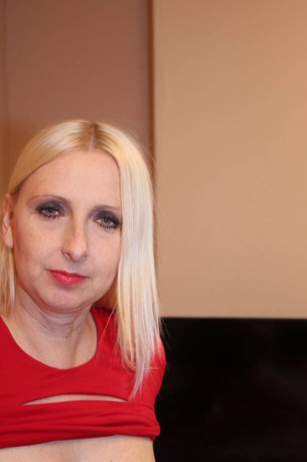 20P A loira mais velha Tracey Lain chupa um pau depois de montá-lo durante o sexo anal